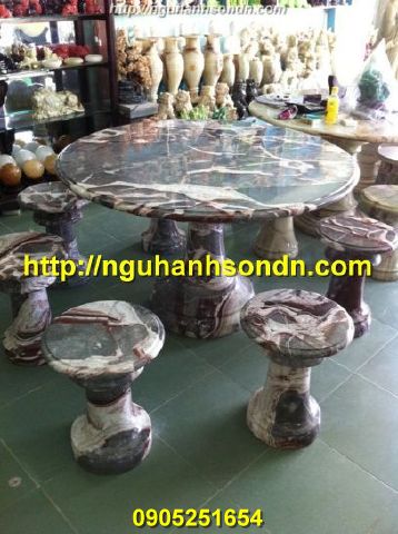 Bàn ghế bằng đá non nước