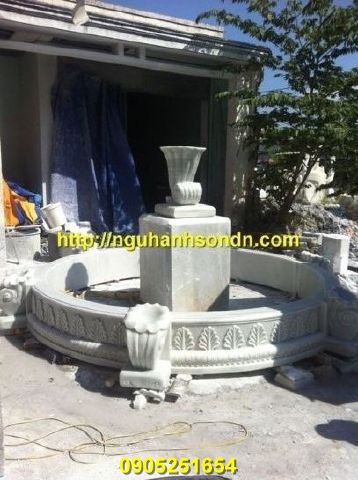 đài nước bằng đá có hồ chứa