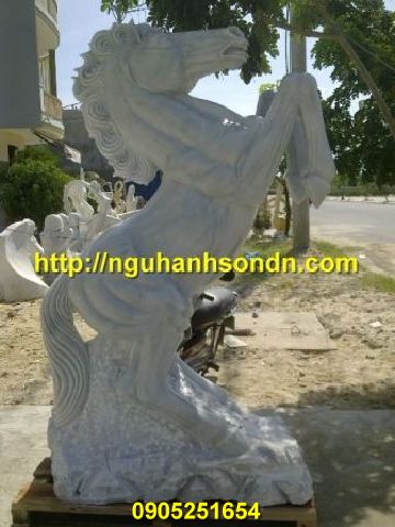 Tượng ngựa hí đá nguyên khối