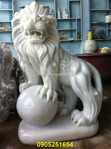 Tượng sư tử bằng đá đứng địa cầu 