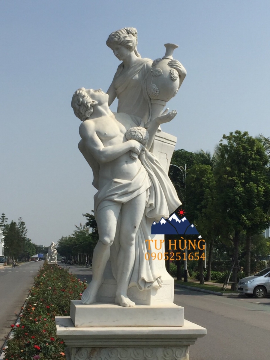 Tượng tình nhân ở Vinhomes Riverside